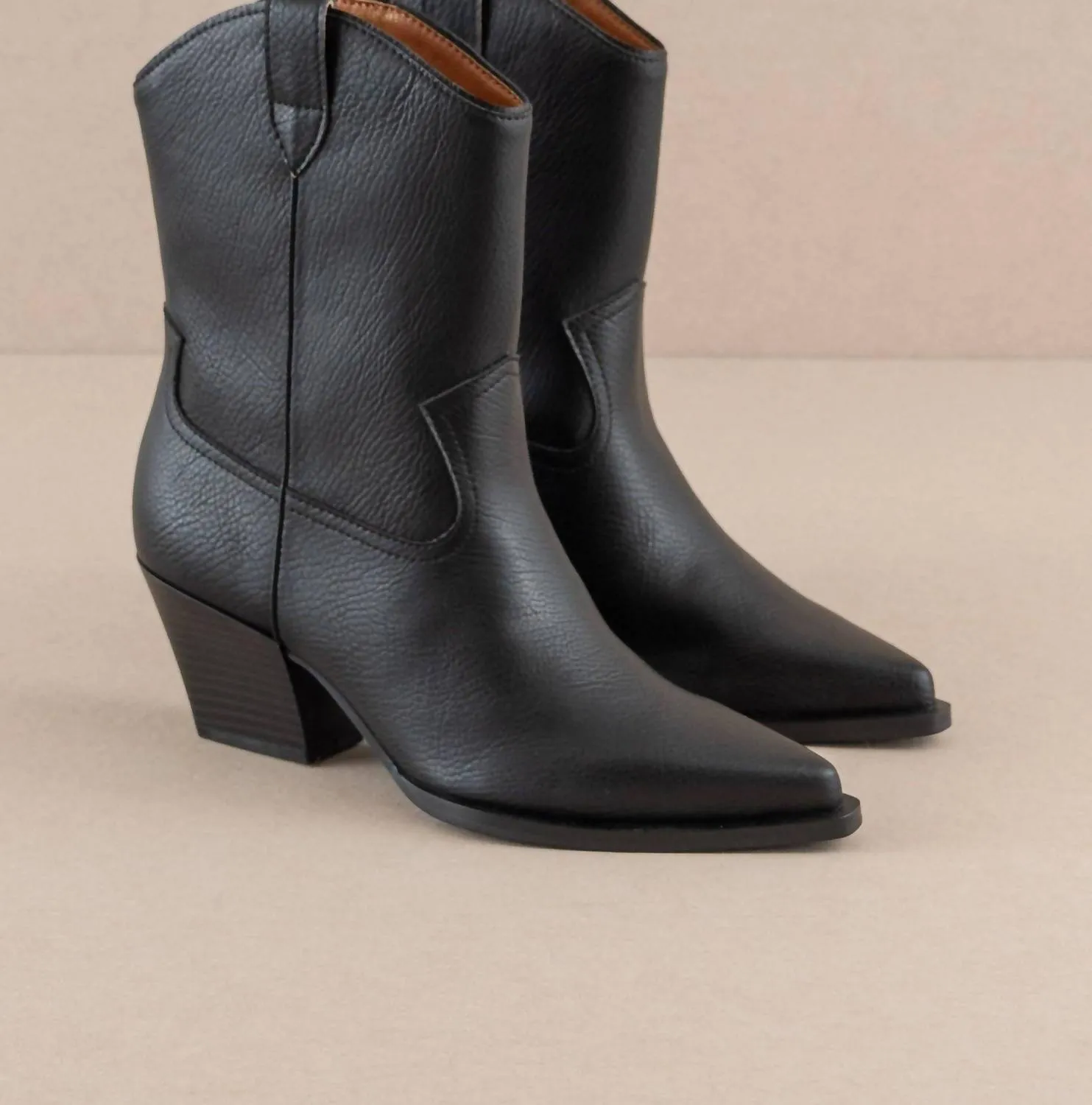 Ames Short Cowboy Boot In Black