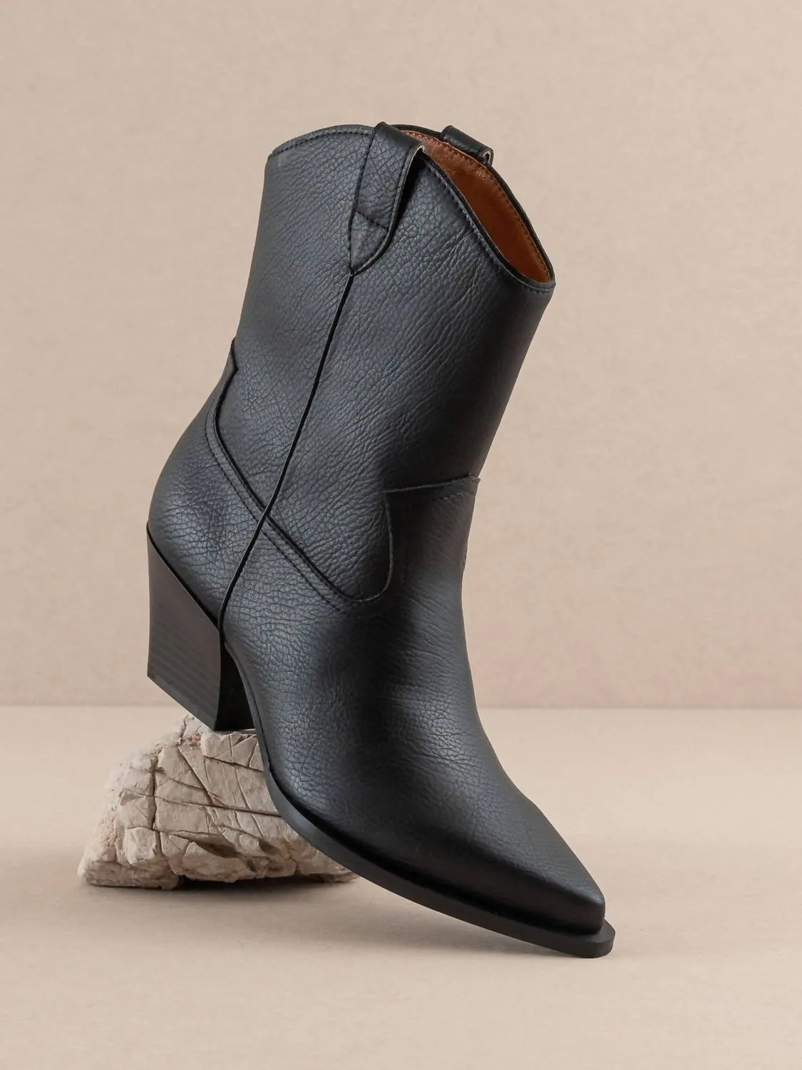 Ames Short Cowboy Boot In Black