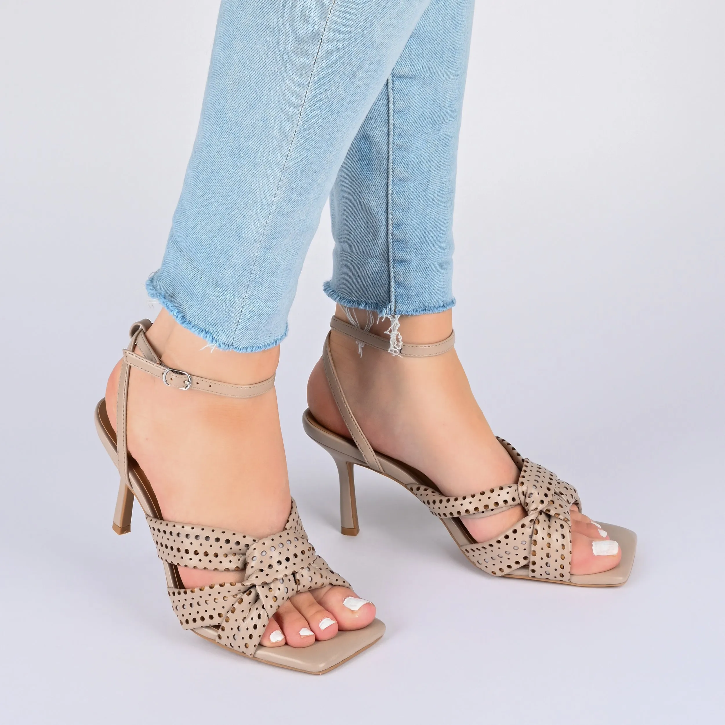 Journee Collection Women's Tru Comfort Foam Naommi Pump