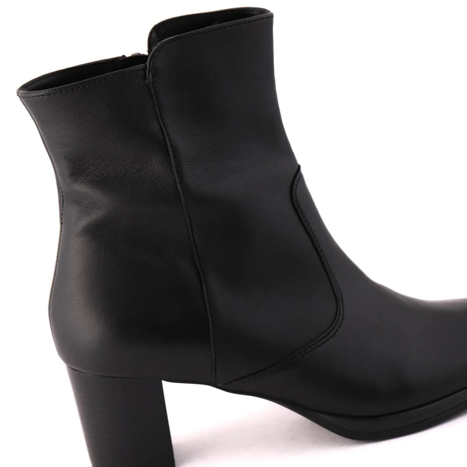 Women's Osmanthus Leather Boot In Black