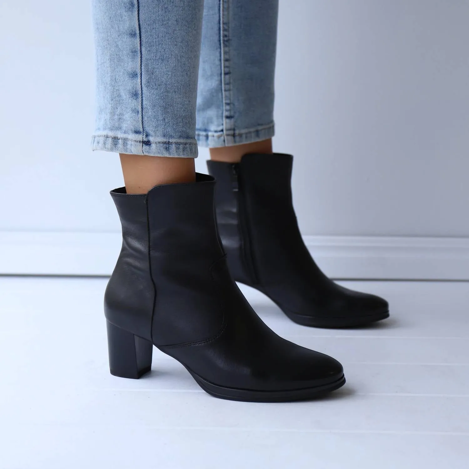 Women's Osmanthus Leather Boot In Black
