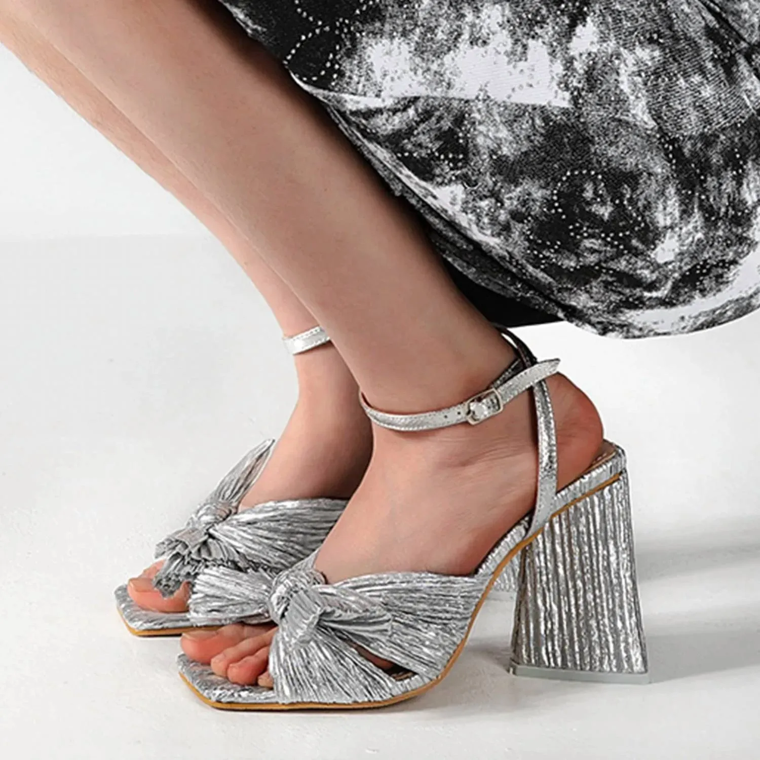 Women's Retro Bow Heels In Silver