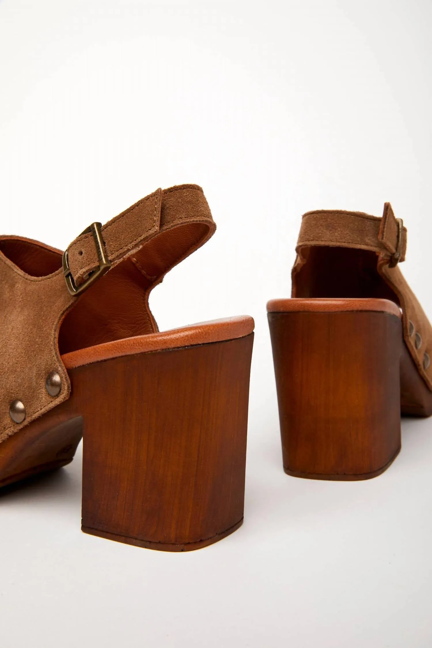 Women's Winnie Heels In Camoscio Sigaro